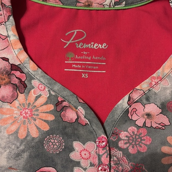 EXCELLENT WOMENS PRETTY FLORAL ZEN CHERRY BOMB PRINT SCRUBS TOP  SIZE Xs - Picture 2 of 3